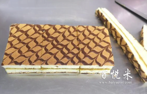 千秋紋鳳梨醬夾心蛋糕，松軟香甜比買的好吃實惠，5個雞蛋就能烤一大盤蛋糕